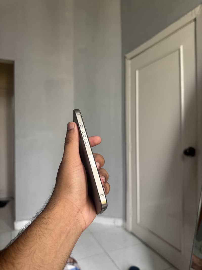 Apple iPhone 16 Pro 1