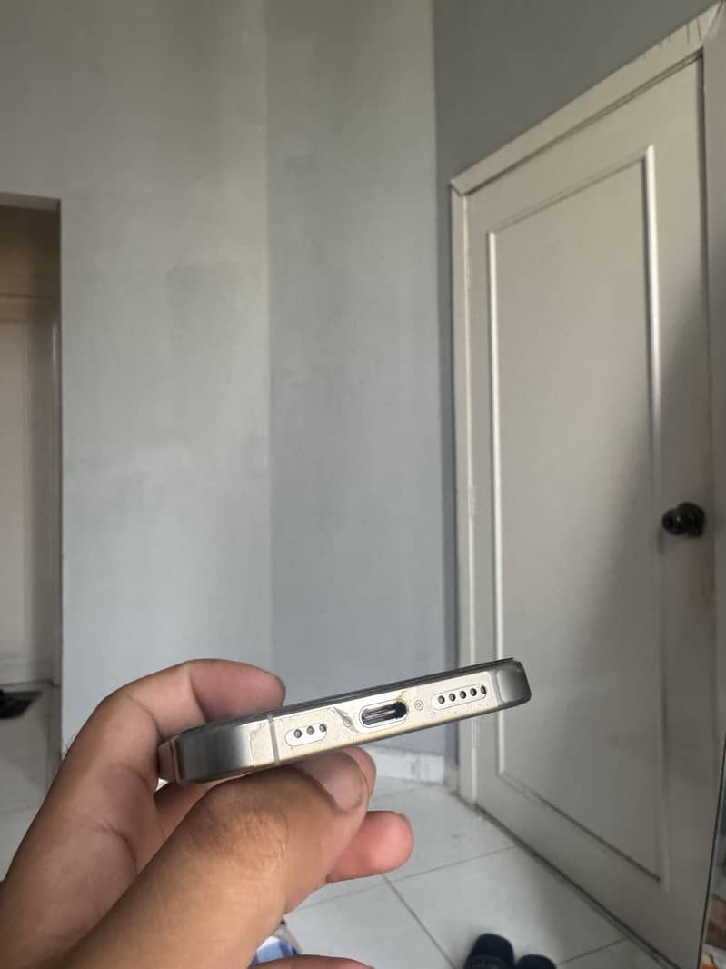 Apple iPhone 16 Pro 4