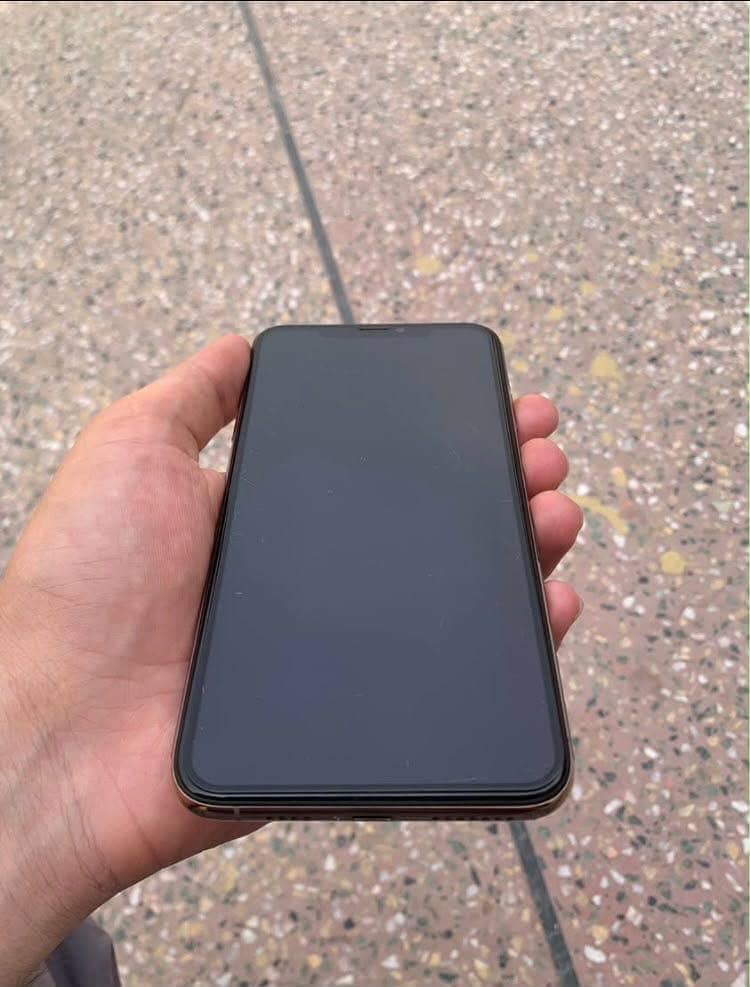 Apple iPhone XS Max 3