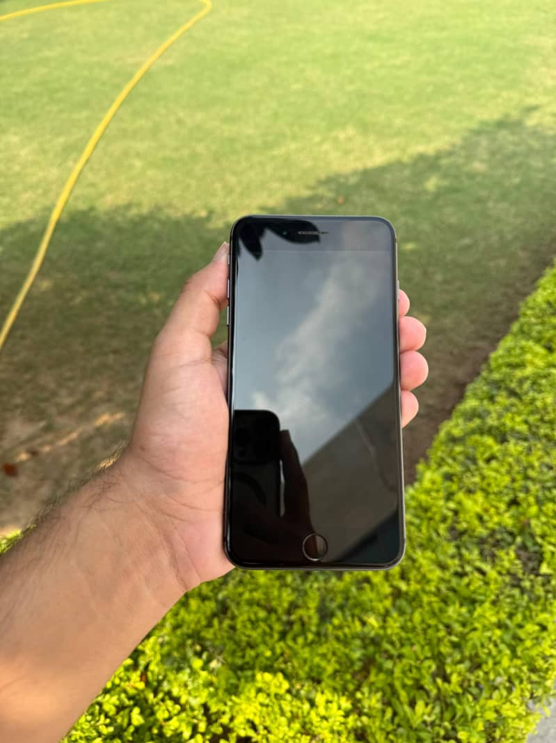Apple iPhone 8 Plus 1