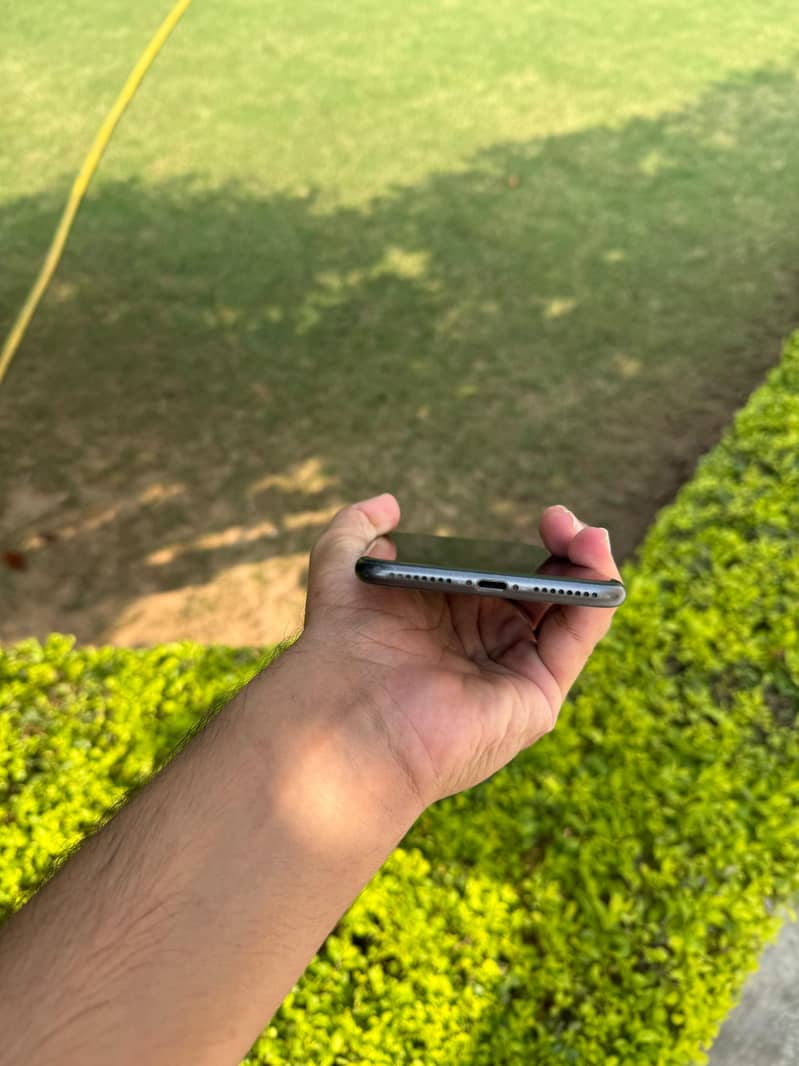 Apple iPhone 8 Plus 4