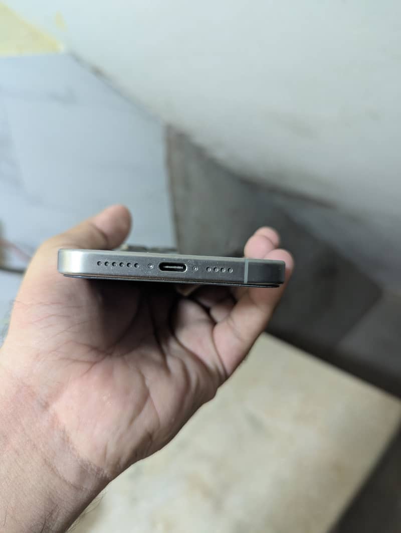 Apple iPhone 15 Pro Max 4