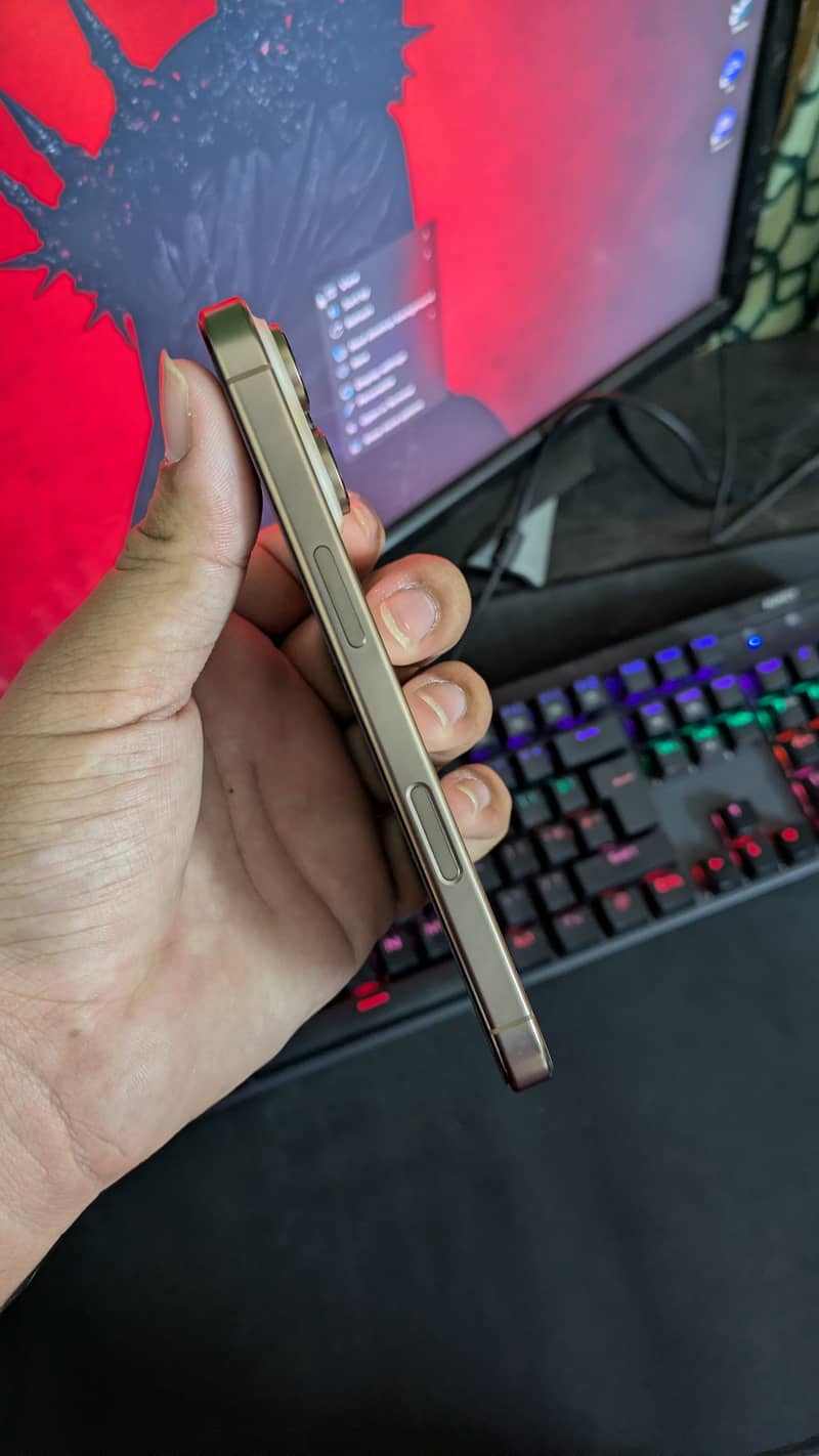 iPhone 16 Pro 4