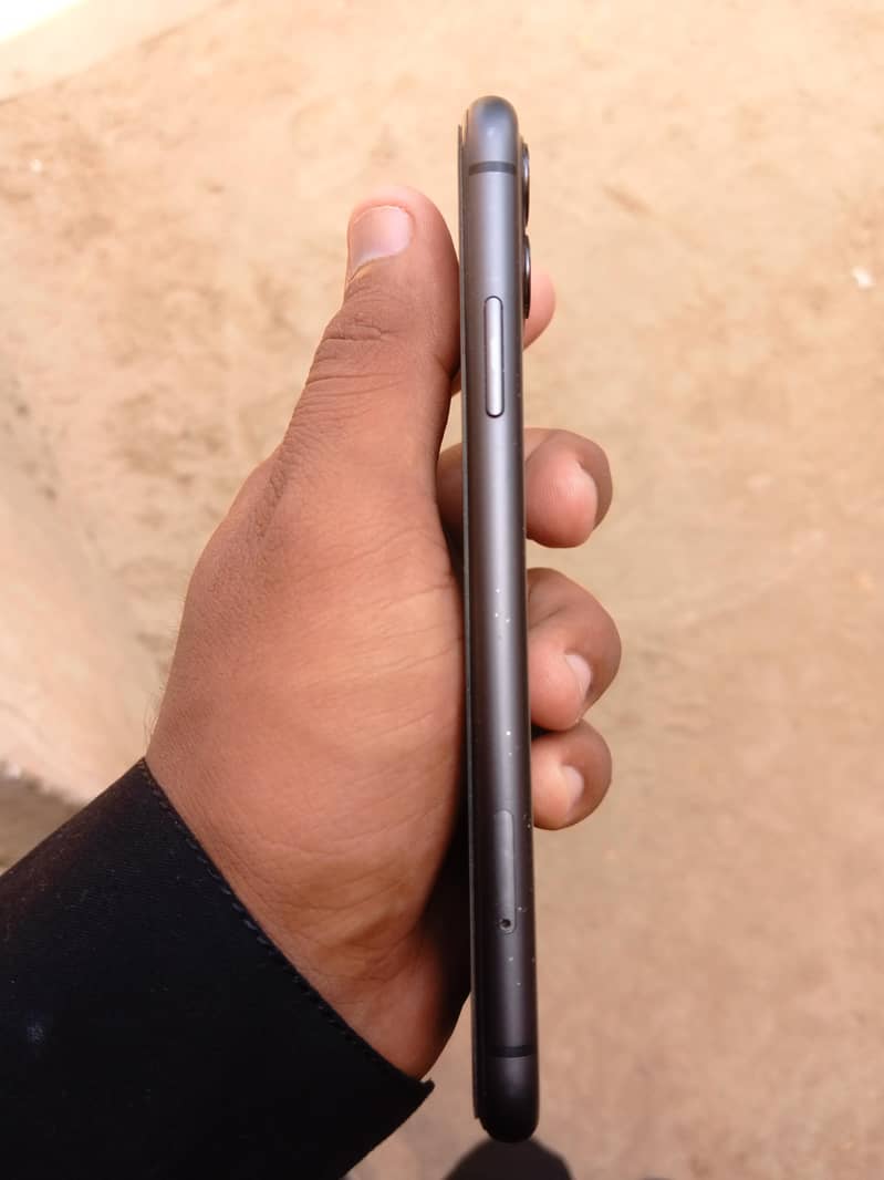 Apple iPhone 11 4