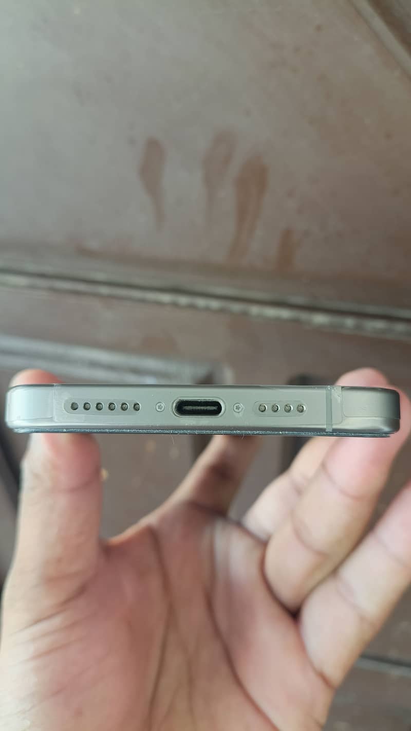 iPhone 15 Pro Max 4