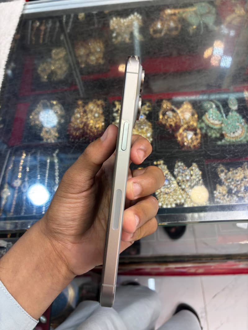 Apple iPhone 15 Pro Max 2