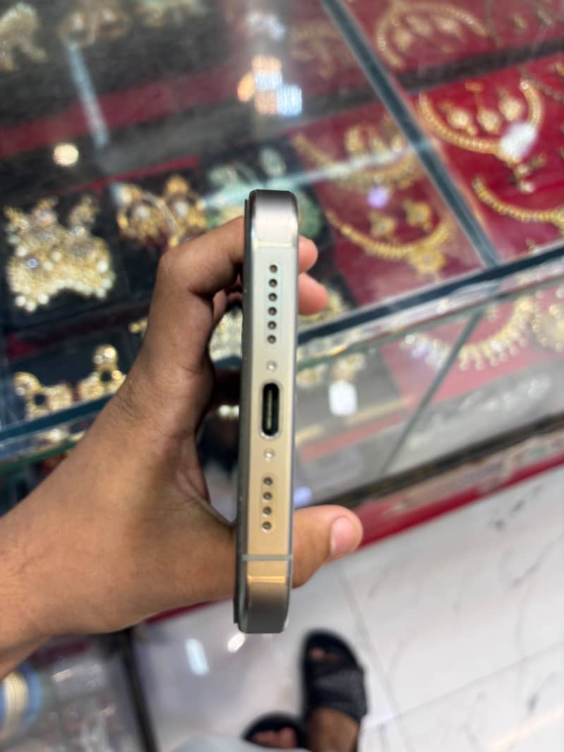 Apple iPhone 15 Pro Max 6