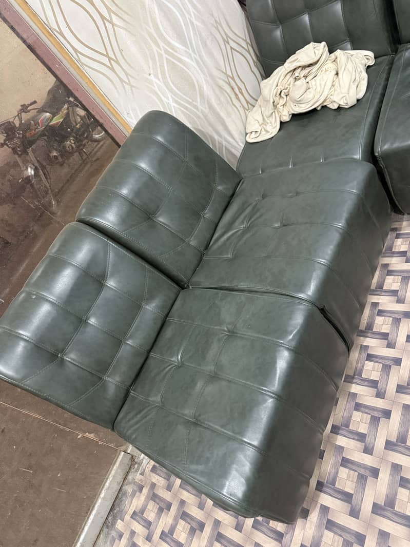 6 sofas, 2 chairs, 1 table 1