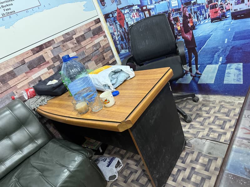 6 sofas, 2 chairs, 1 table 3
