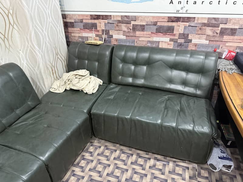 6 sofas, 2 chairs, 1 table 4