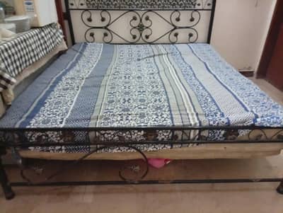 king Size Iron bed