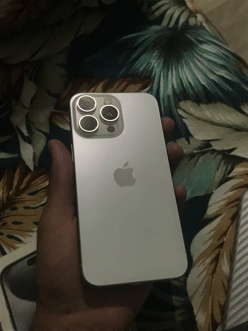 Apple iPhone 15 Pro Max 9