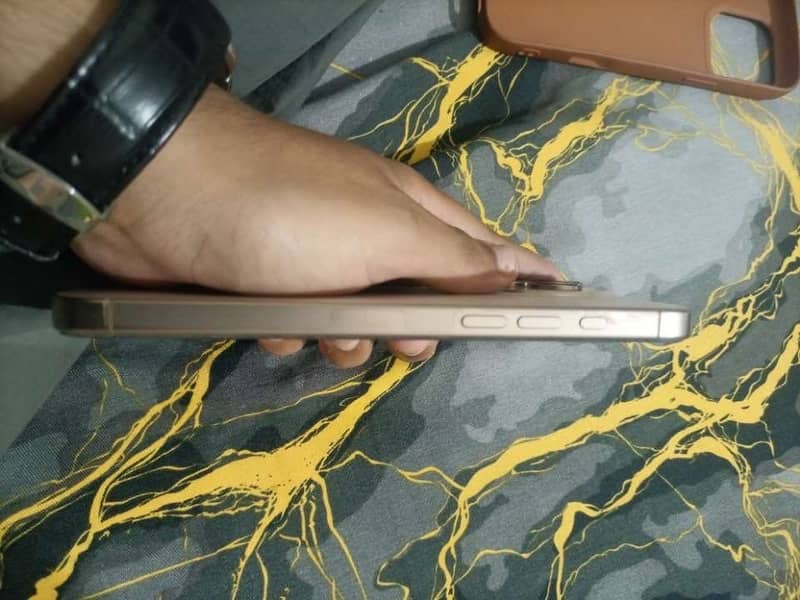 Apple iPhone 16 Pro Max 0