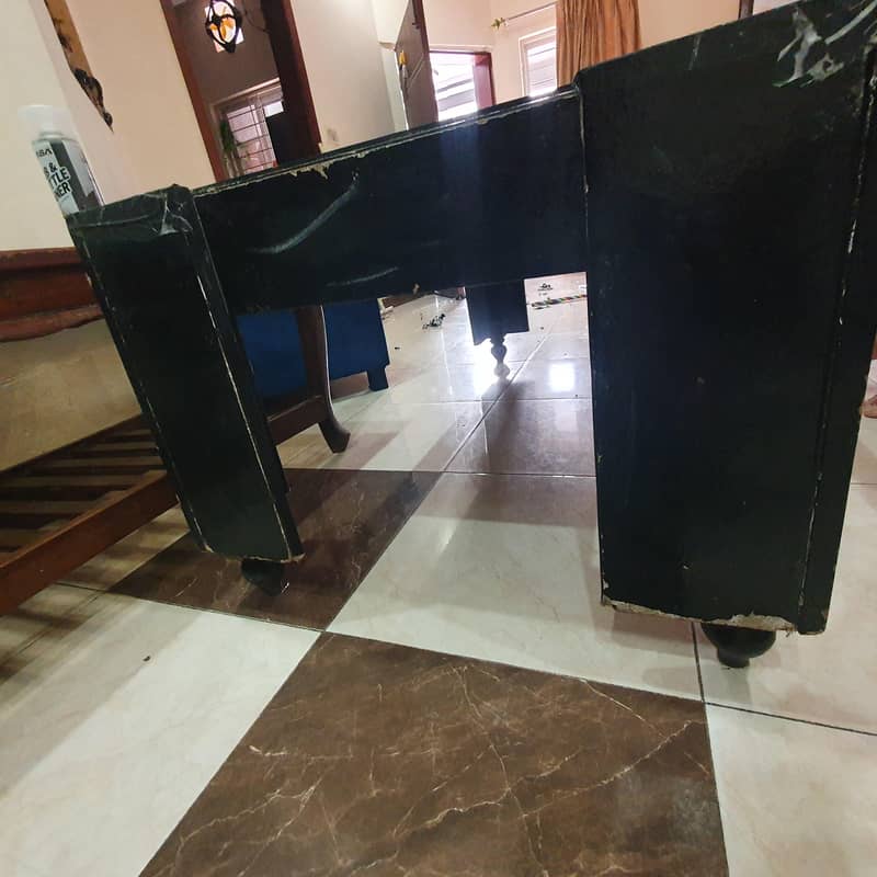 Central Table Good condition 3
