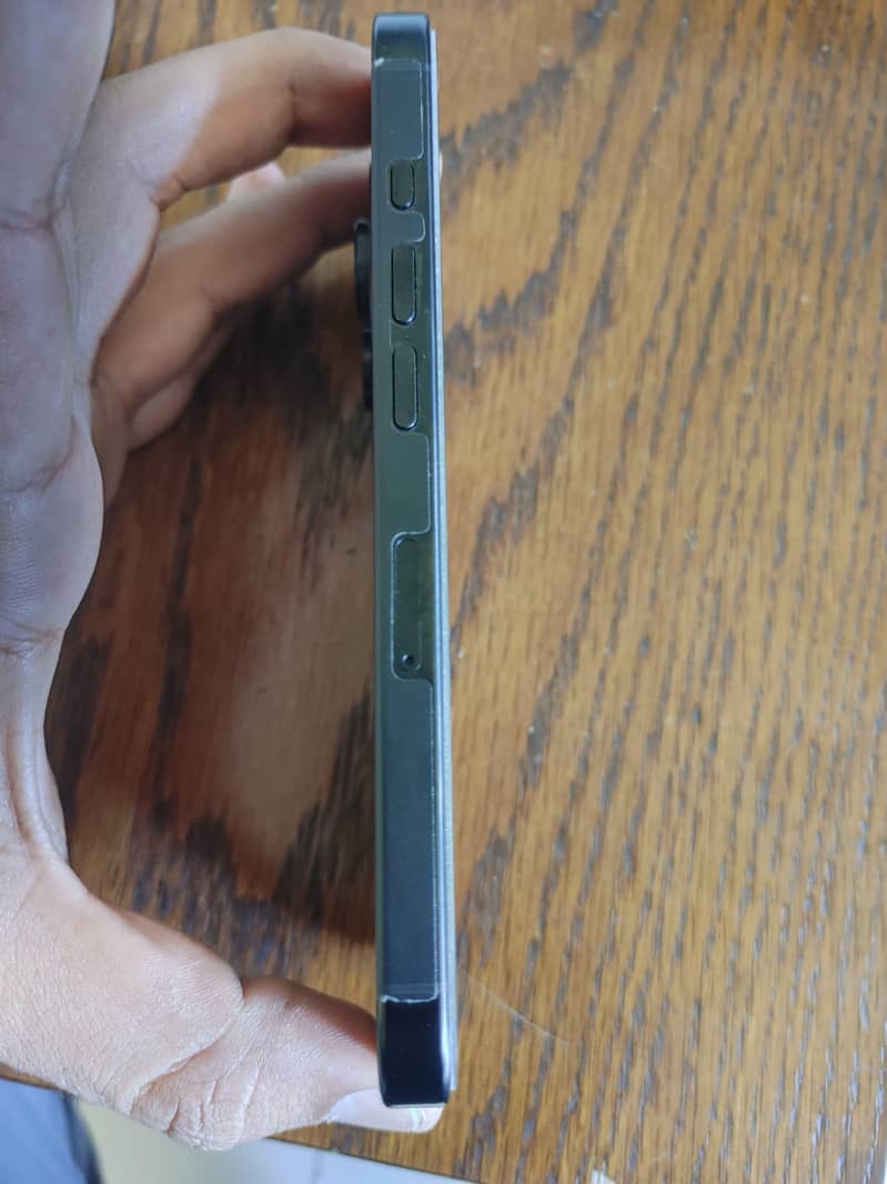 Apple iPhone 16 Pro 4