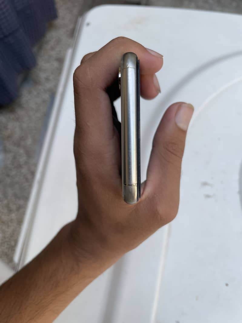 Apple iPhone X 4