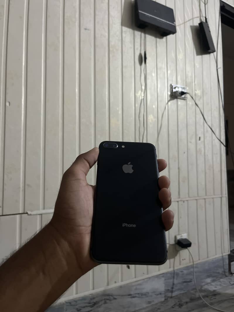 Apple iPhone 8 Plus 1