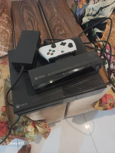 xbox one in excellent working condition with original controller