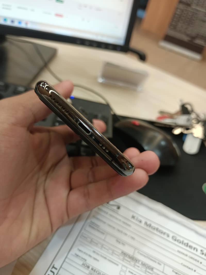 Apple iPhone XS 4