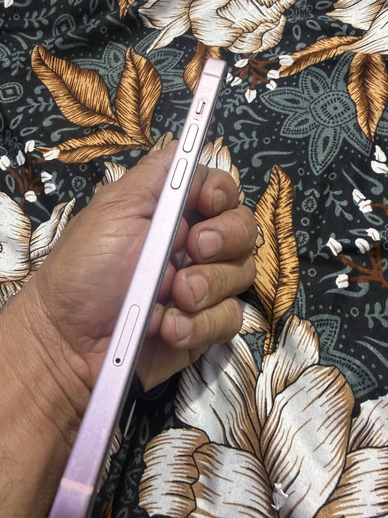 Apple iPhone 15 plus 4