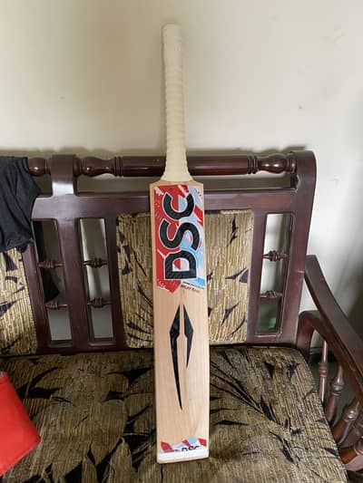 Pure English willow cricket bat with 12 plus straight grains