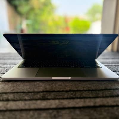 Mac book pro 2020 512gb 16gb ram 1apple adapter free and bag