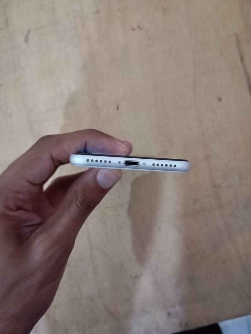 iPhone SE 2nd Gen 64GB White - iCloud Locked - For Parts 2