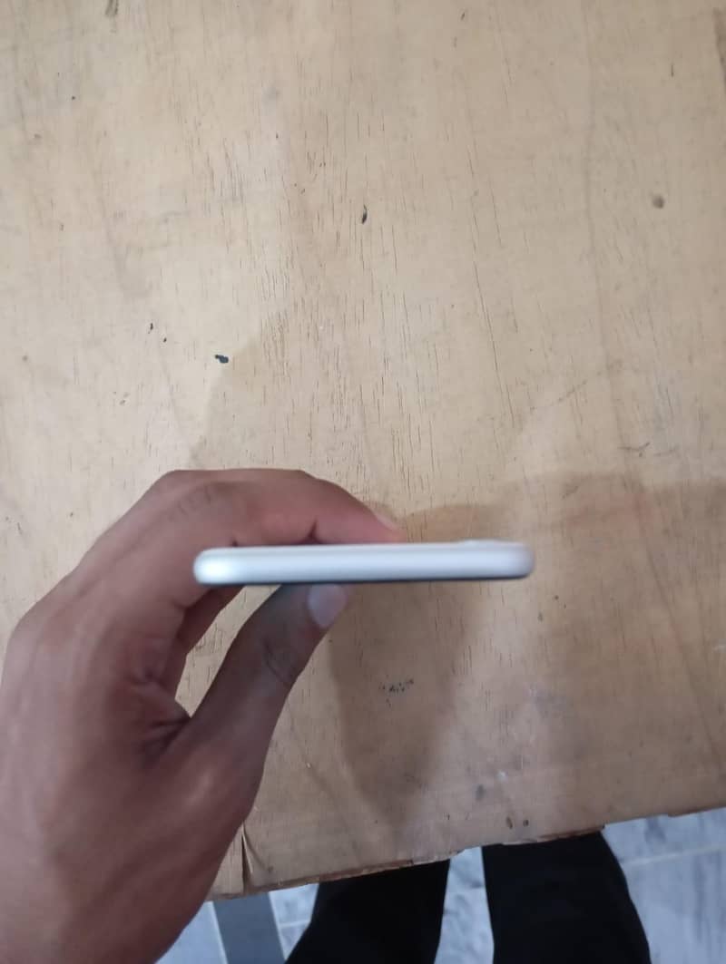 iPhone SE 2nd Gen 64GB White - iCloud Locked - For Parts 3