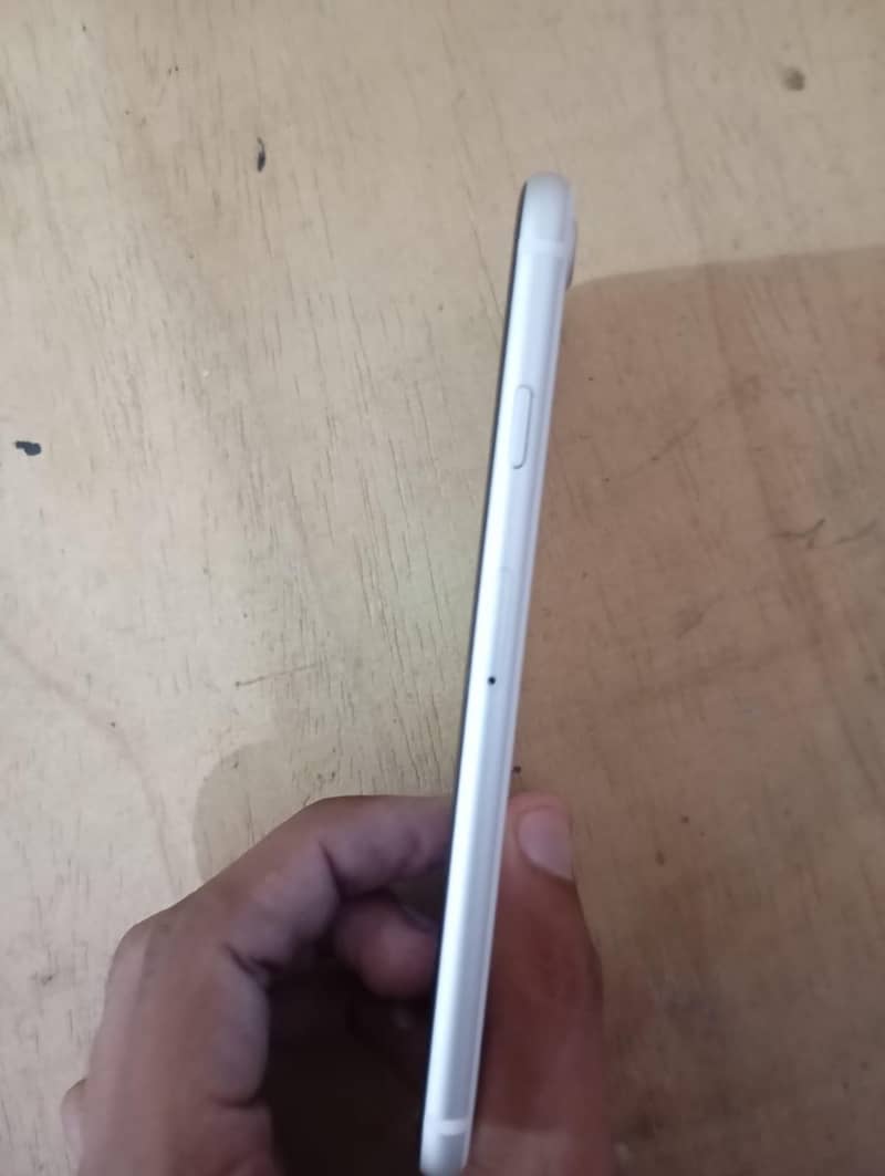 iPhone SE 2nd Gen 64GB White - iCloud Locked - For Parts 4