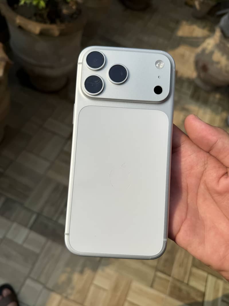Apple iPhone 17 Pro Max 1