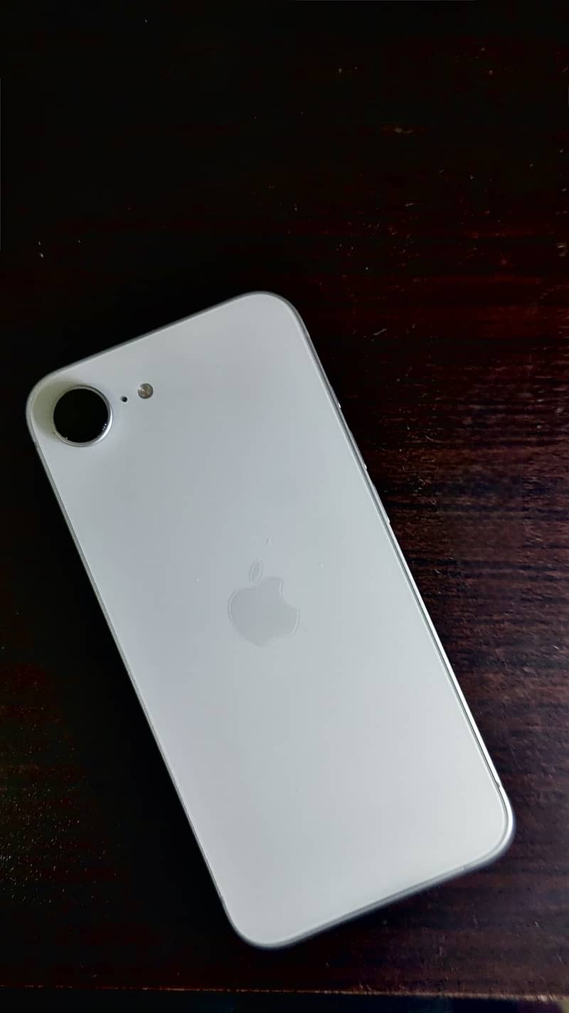 Apple iPhone 16e 0
