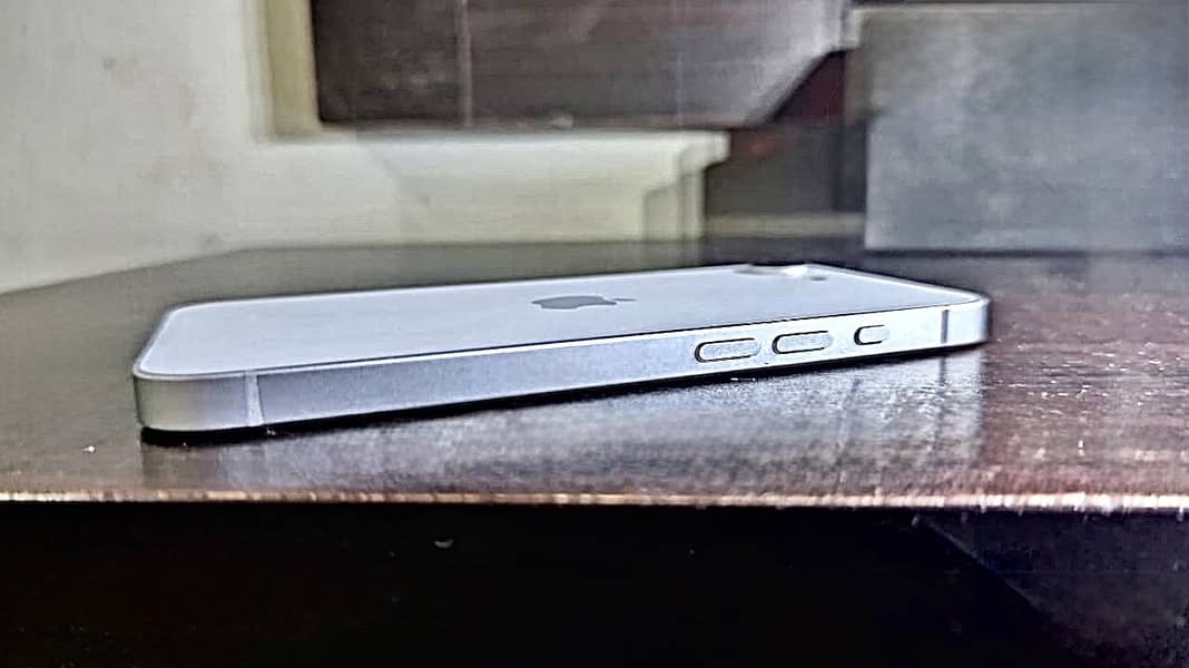 Apple iPhone 16e 2