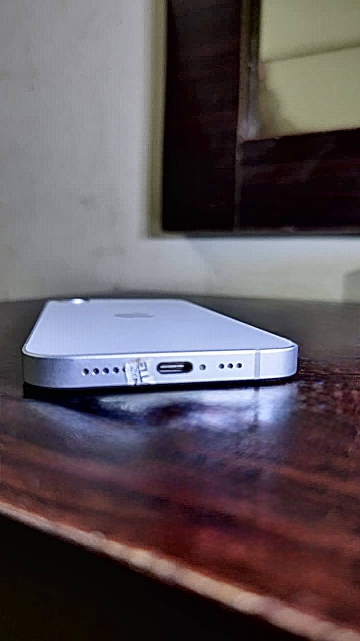 Apple iPhone 16e 3