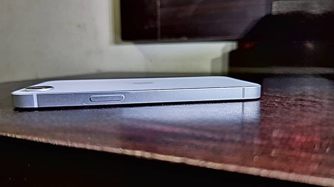 Apple iPhone 16e 4
