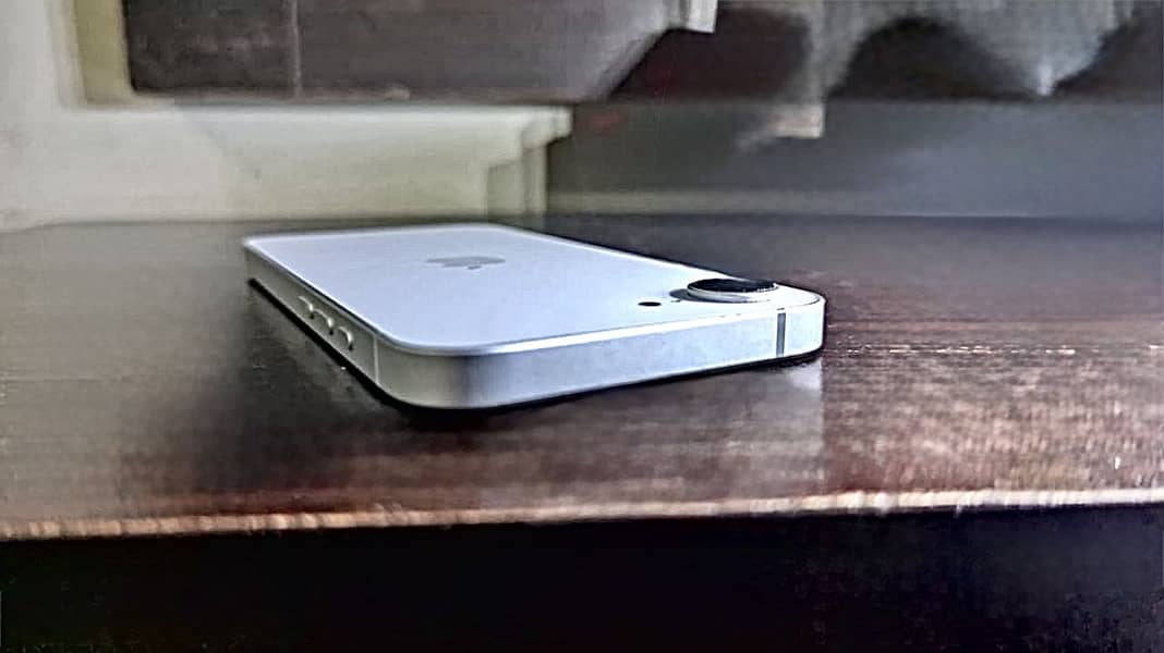 Apple iPhone 16e 6