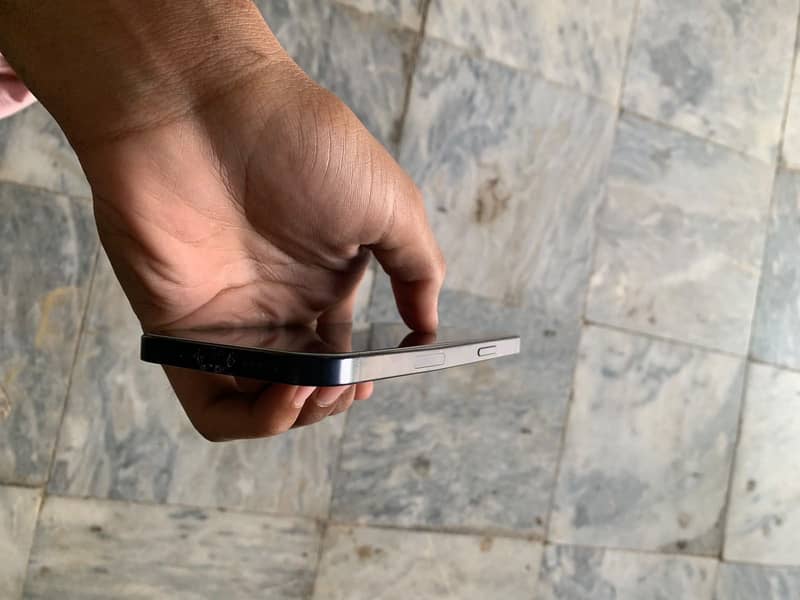 Apple iPhone 12 6