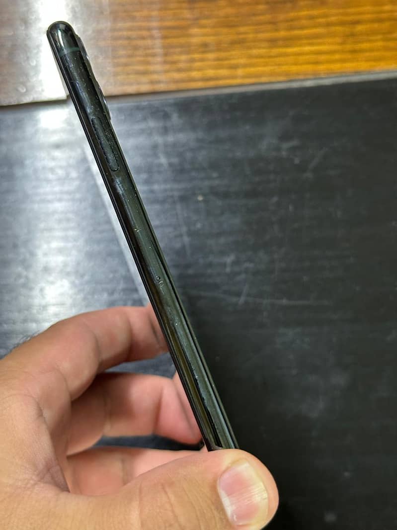 Apple iPhone 11 Pro Max 4
