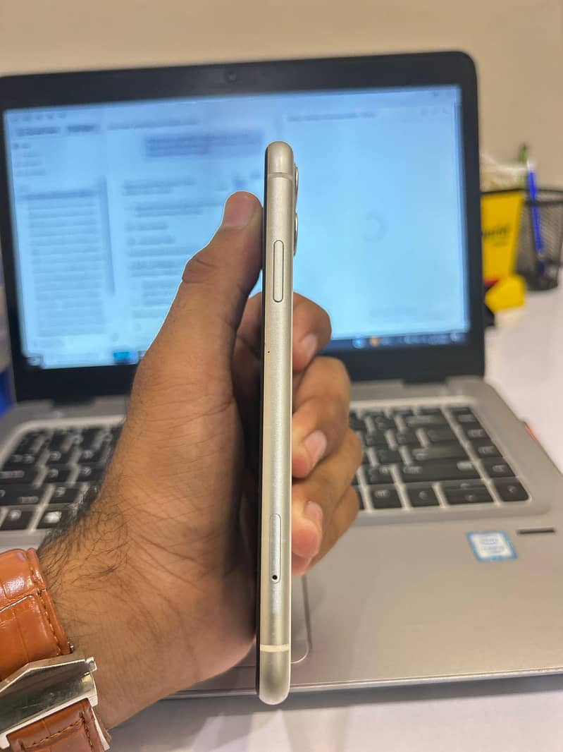 Apple iPhone 11 4