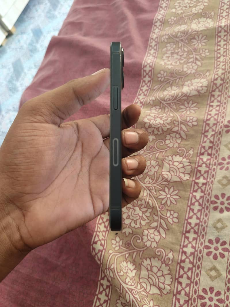 Apple iPhone 13 4