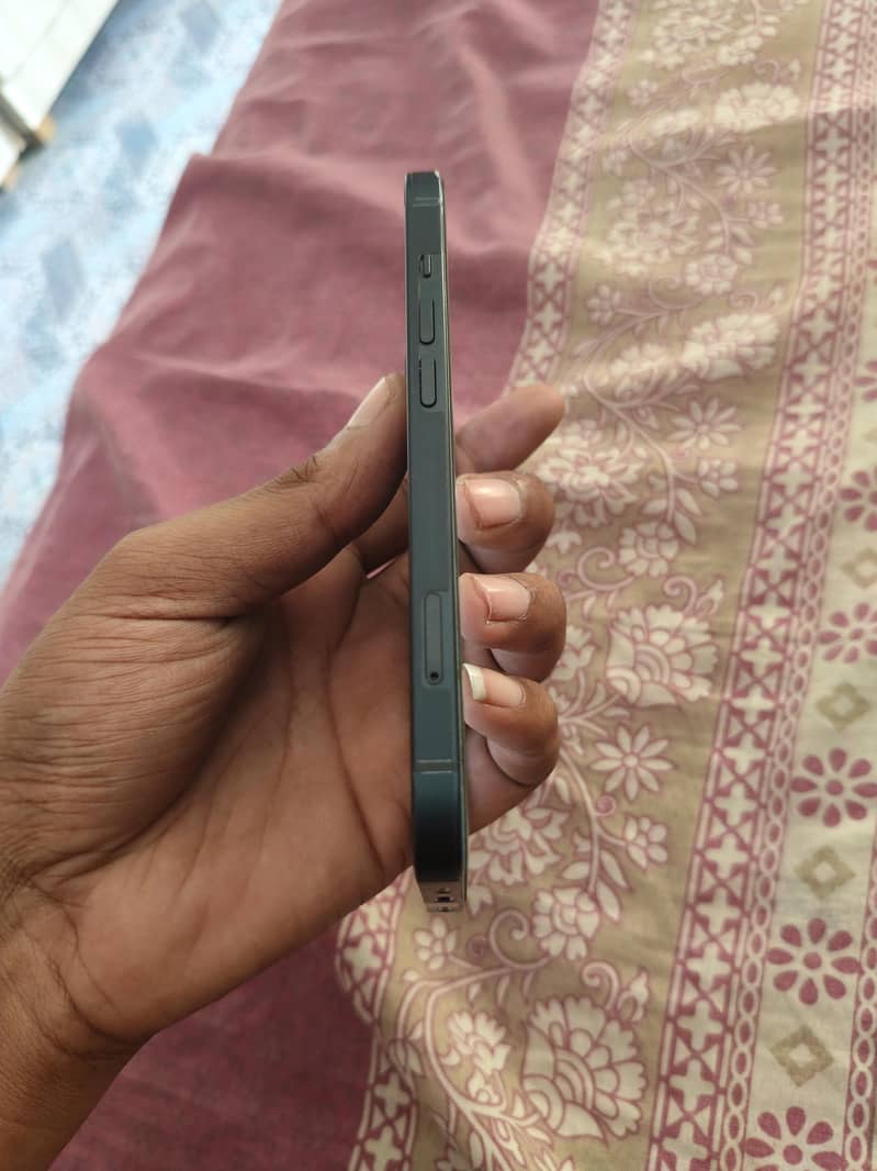 Apple iPhone 13 5