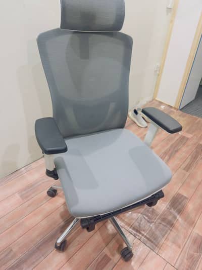 1 Excutive chair , 3 staff chair