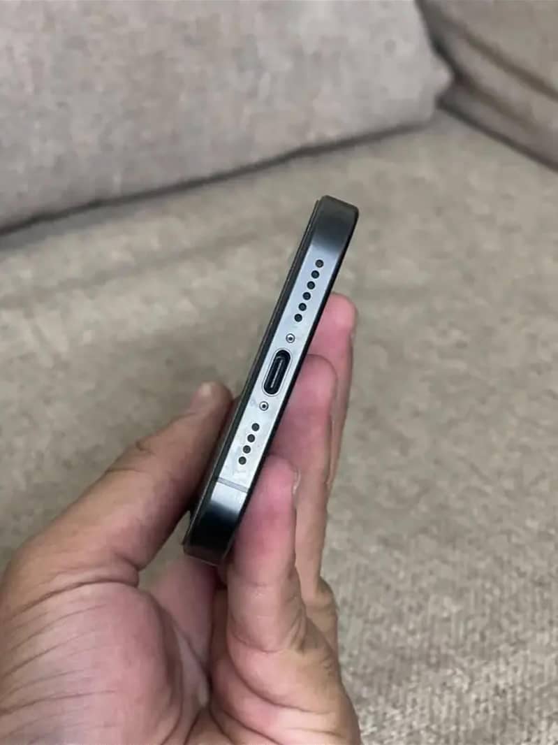 Apple iPhone 15 Pro Max 4