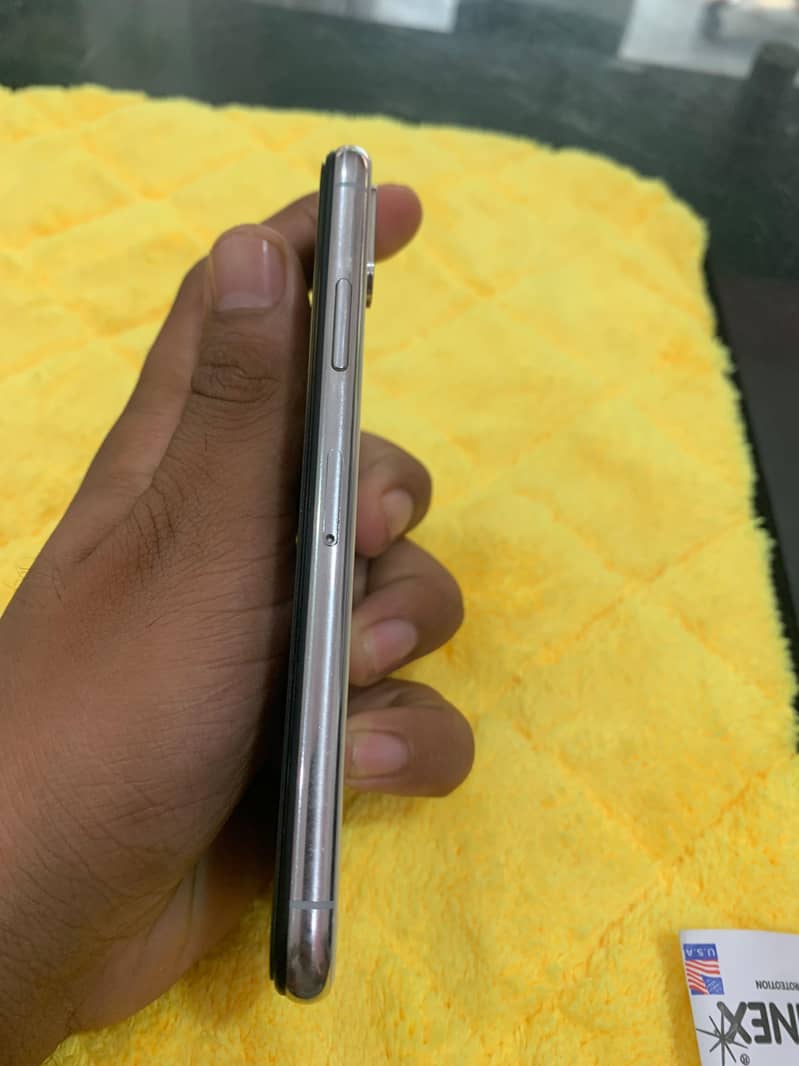 Apple iPhone X 4