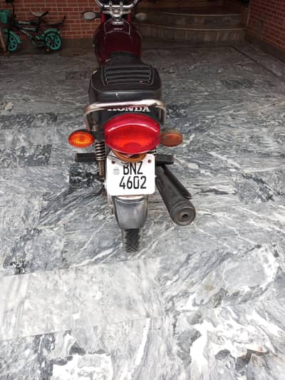 Honda 125 red color