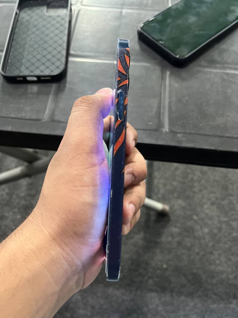 Apple iPhone 12 1