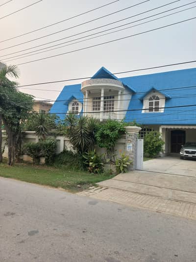 Duplex 2 kanal divided (in 1 kanal each) in DHA Phase 3
