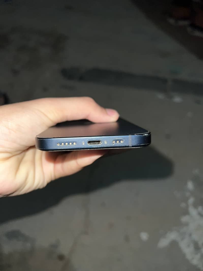 Apple iPhone 12 4