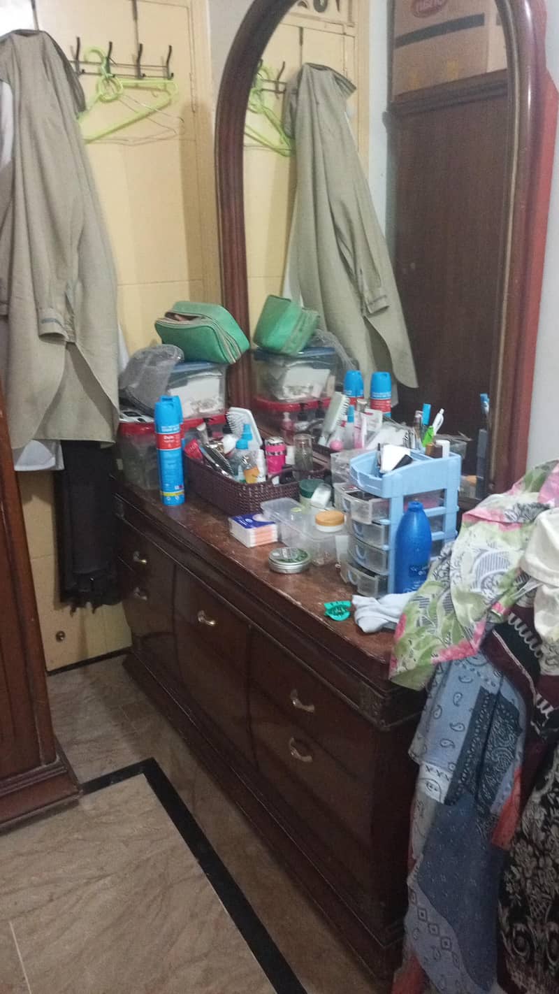 Bed, Almari, dressing 3