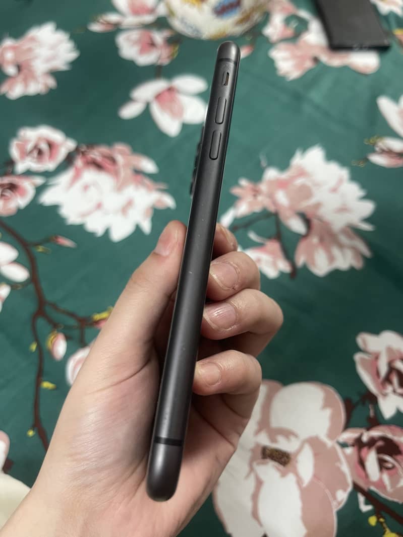 Apple iPhone 11 4