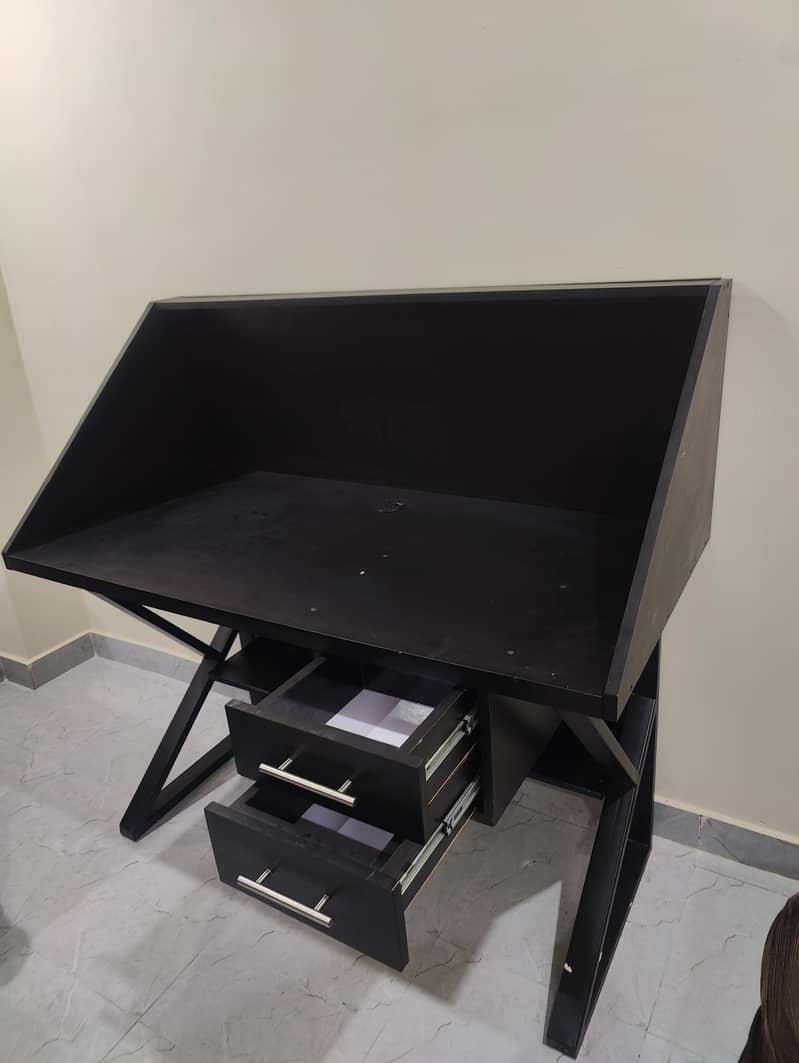 Laptop/Computer and Study Table 1